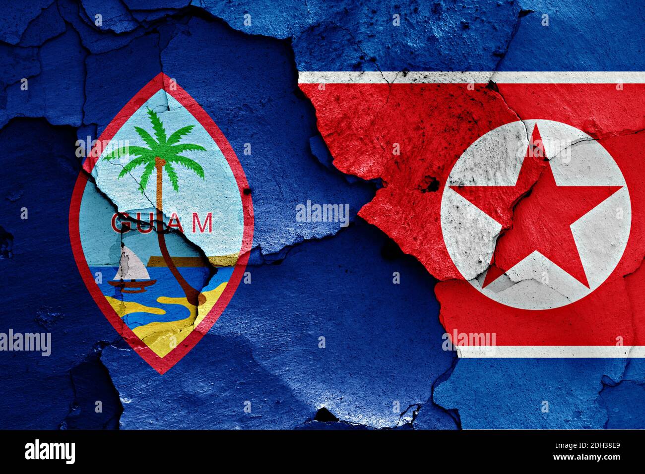 Bandiera di Guam e Corea del Nord dipinta su pareti incrinate Foto Stock