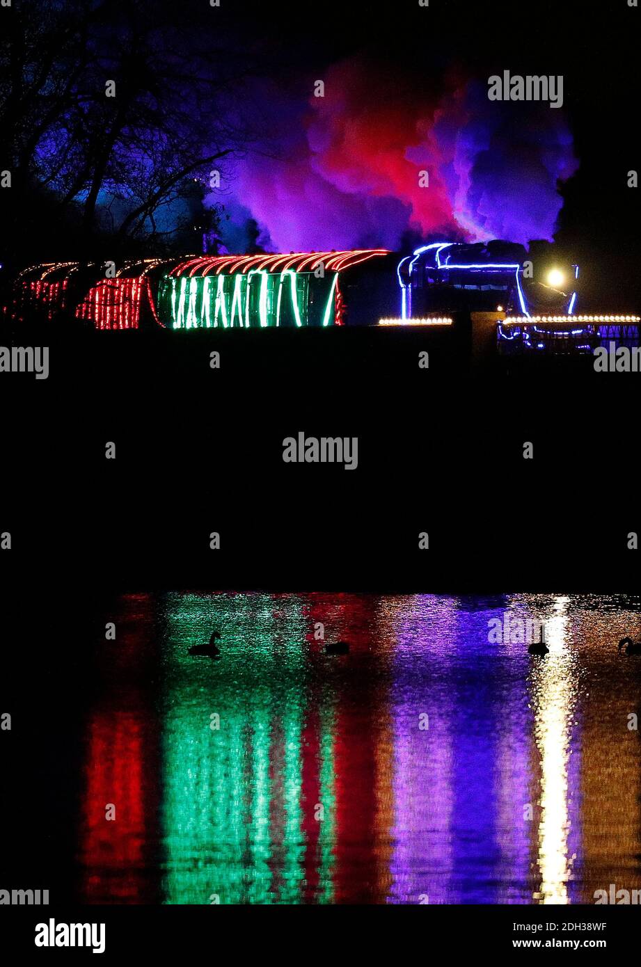 Quorn, Leicestershire, Regno Unito. 9 dicembre 2020. Un treno a vapore illuminato passa sopra il lago artificiale di Swhyland durante l'evento natalizio della Great Central Railway Winter Wonderlights. Credit Darren Staples/Alamy Live News. Foto Stock