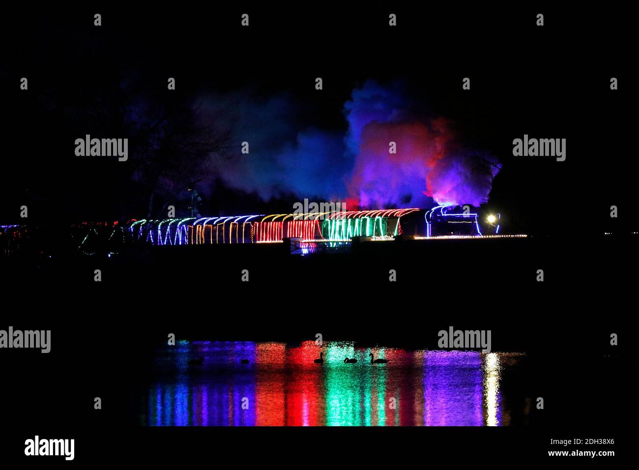 Quorn, Leicestershire, Regno Unito. 9 dicembre 2020. Un treno a vapore illuminato passa sopra il lago artificiale di Swhyland durante l'evento natalizio della Great Central Railway Winter Wonderlights. Credit Darren Staples/Alamy Live News. Foto Stock