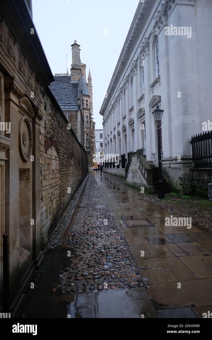 Cambridge UK Dicembre 2020 strada stretta del passaggio della Camera del Senato che conduce tra gli edifici antichi nel centro della città di cambridge, vuoto su un rai freddo Foto Stock