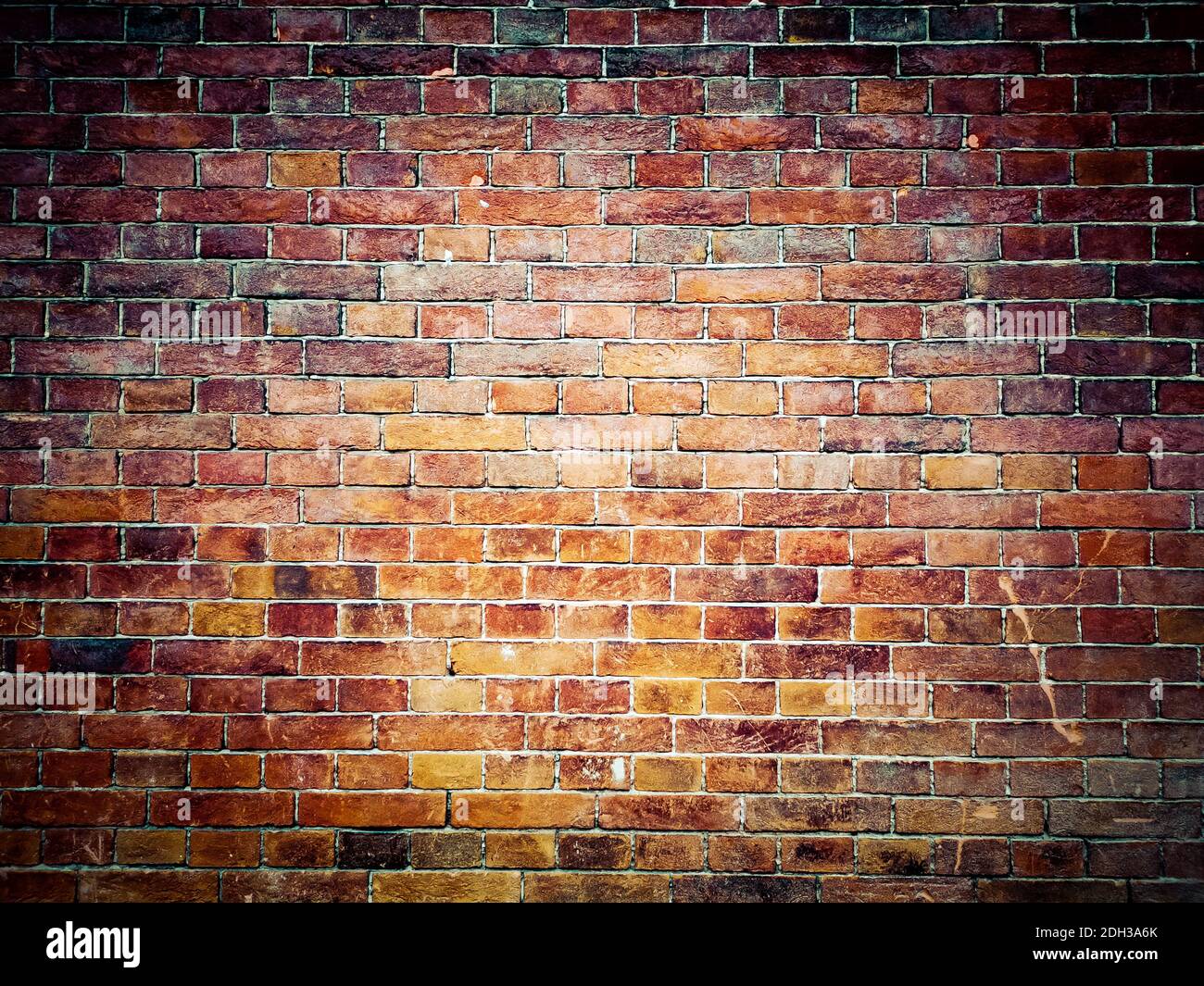Muro di mattoni sfondo. Mattoni marroni e rossi, struttura muraria di un esterno dell'edificio Foto Stock