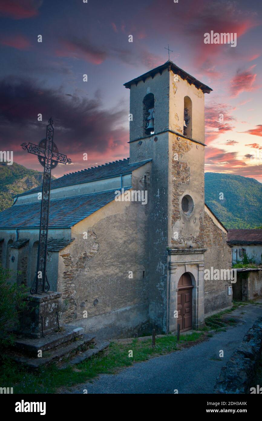 Tipica chiesa in un piccolo villaggio francese Foto Stock