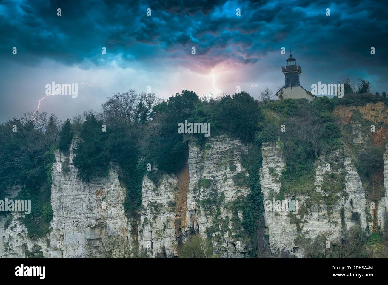 Una serra luminosa su una scogliera di gesso Foto Stock