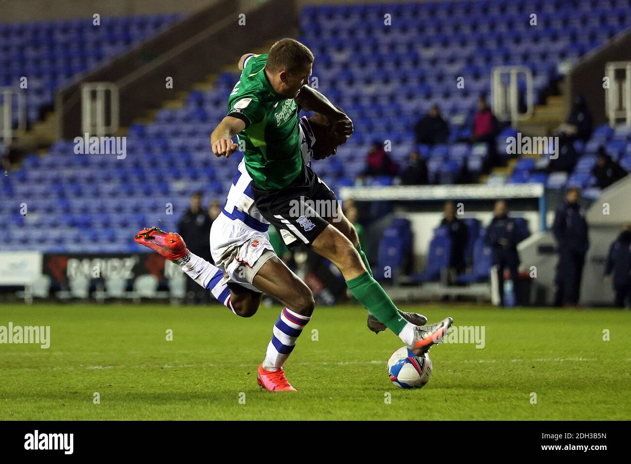 Reading, Regno Unito. 09 dicembre 2020. Harlee Dean di Birmingham City (L) è inviato per questo fallo su Yakou Meite di Reading (R). EFL Skybet Championship match, Reading v Birmingham City presso lo stadio Madejski di Reading mercoledì 9 dicembre 2020. Questa immagine può essere utilizzata solo per scopi editoriali. Solo per uso editoriale, è richiesta una licenza per uso commerciale. Nessun utilizzo nelle scommesse, nei giochi o nelle pubblicazioni di un singolo club/campionato/giocatore. pic by Steffan Bowen/Andrew Orchard sports photography/Alamy Live news Credit: Andrew Orchard sports photography/Alamy Live News Foto Stock