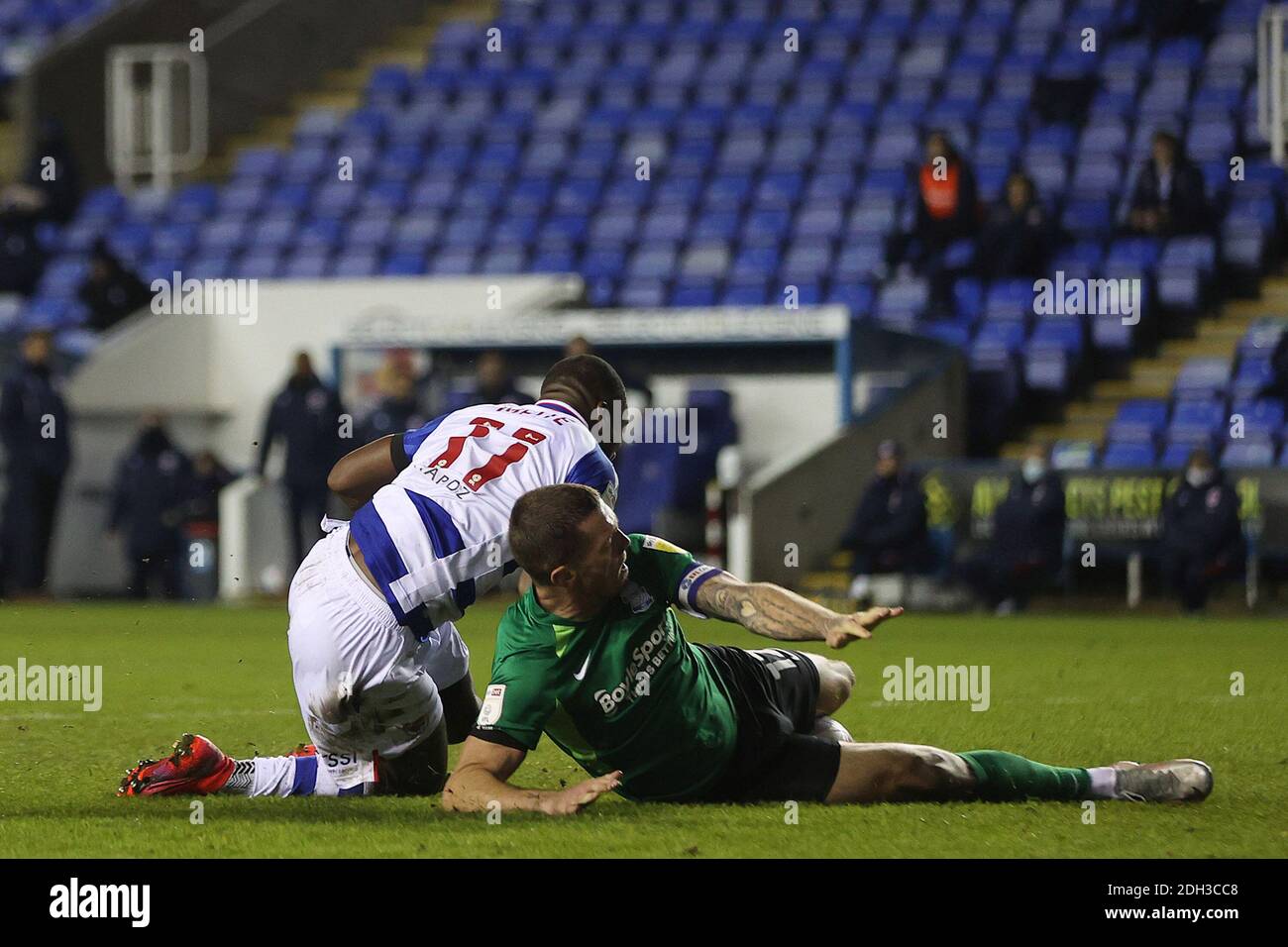 Reading, Regno Unito. 09 dicembre 2020. Harlee Dean di Birmingham City (L) è inviato dopo aver fouling Yakou Meite di Reading (R). EFL Skybet Championship match, Reading v Birmingham City presso lo stadio Madejski di Reading mercoledì 9 dicembre 2020. Questa immagine può essere utilizzata solo per scopi editoriali. Solo per uso editoriale, è richiesta una licenza per uso commerciale. Nessun utilizzo nelle scommesse, nei giochi o nelle pubblicazioni di un singolo club/campionato/giocatore. pic by Steffan Bowen/Andrew Orchard sports photography/Alamy Live news Credit: Andrew Orchard sports photography/Alamy Live News Foto Stock