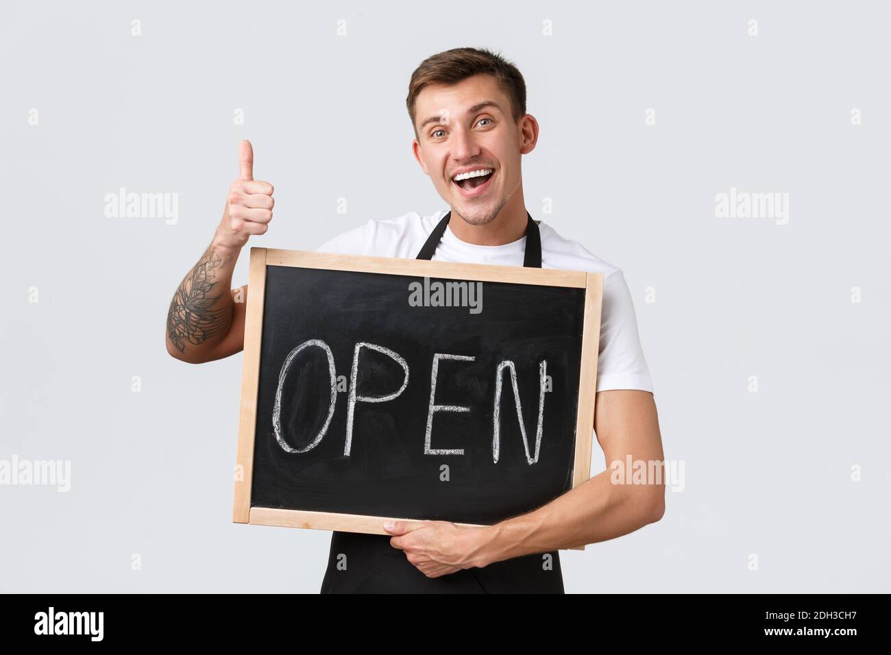 Proprietari di piccole aziende al dettaglio, concetto di dipendenti di caffè e ristoranti. Amichevole felice sorridente barista, cameriere o venditore mostrare Foto Stock