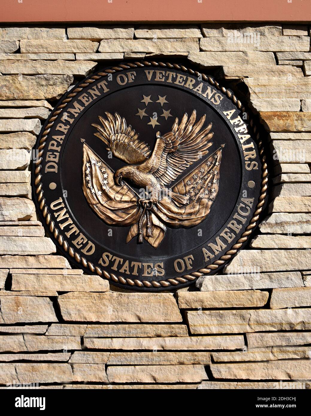 Il sigillo del Dipartimento degli Affari dei Veterani degli Stati Uniti all'ingresso del Cimitero Nazionale di Santa Fe a Santa Fe, New Mexico. Foto Stock