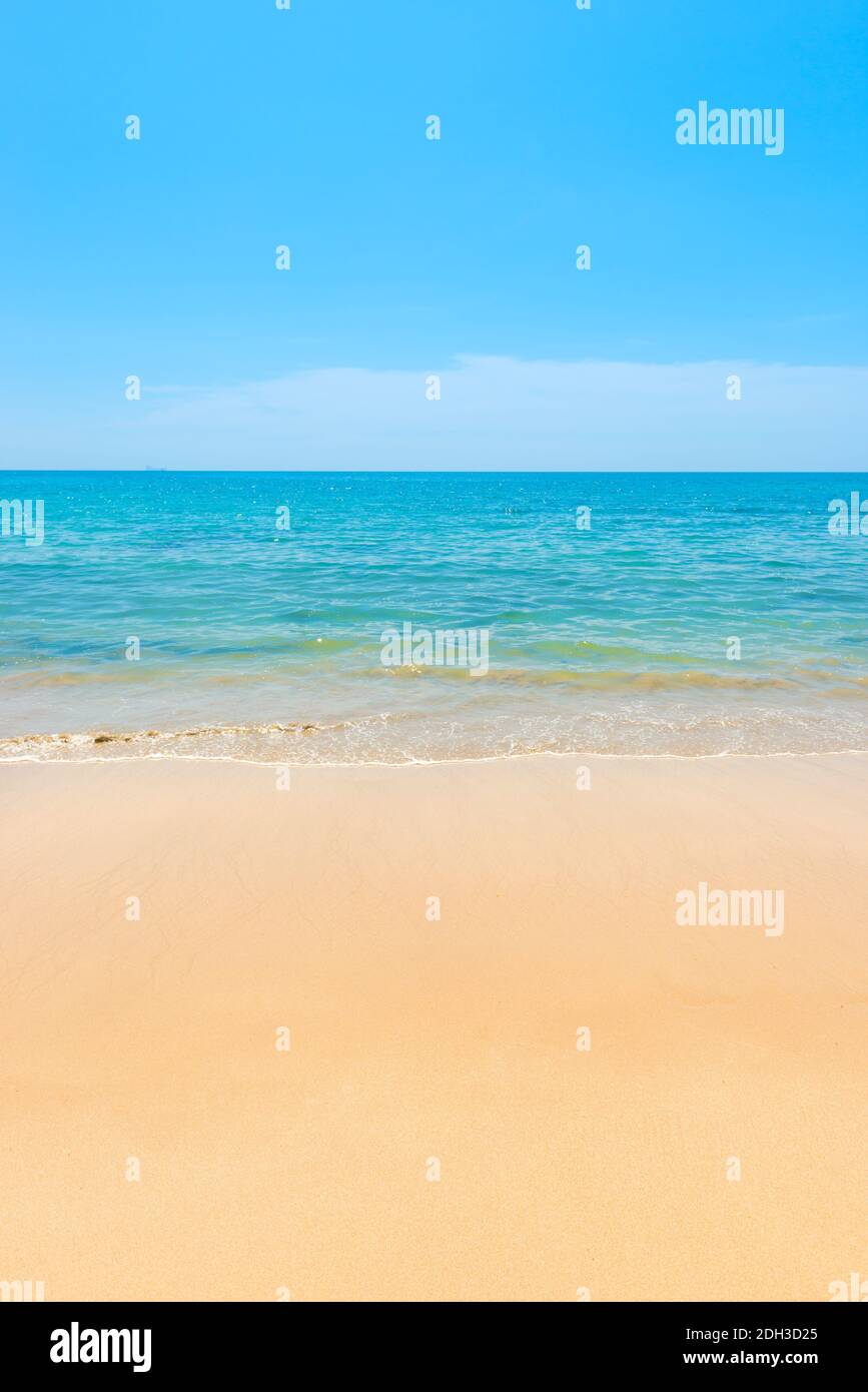Mare blu e spiaggia di sabbia Foto Stock