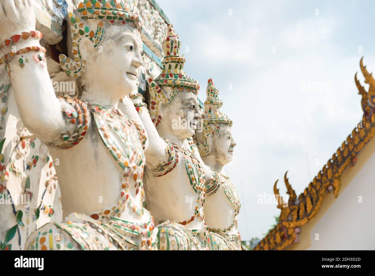 Elementi decorativi sulla facciata di Wat Arun Foto Stock