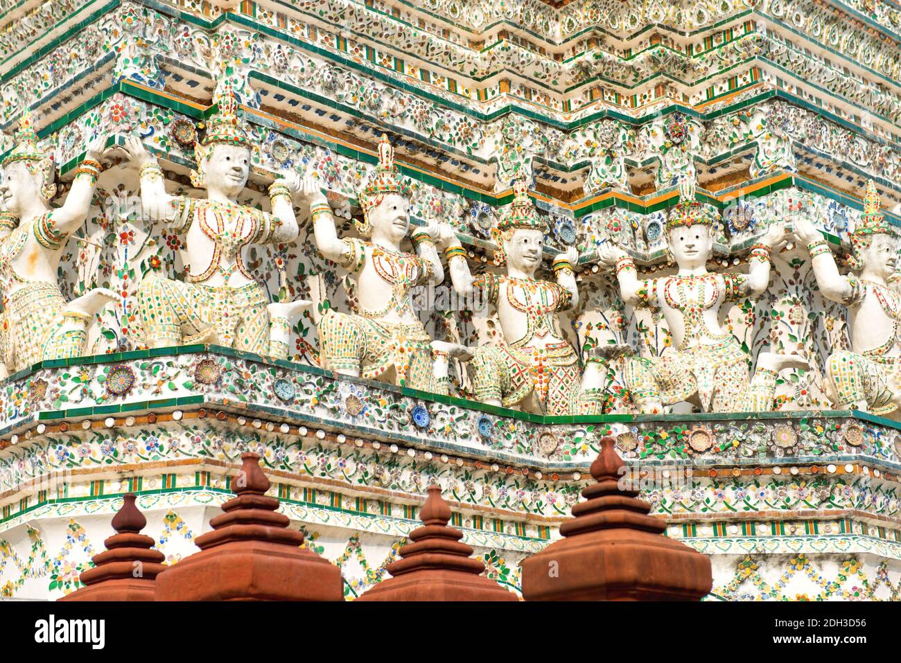 Elementi decorativi sulla facciata di Wat Arun Foto Stock