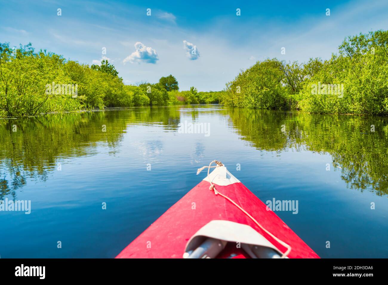 Gita in kayak sul paesaggio blu del fiume Foto Stock