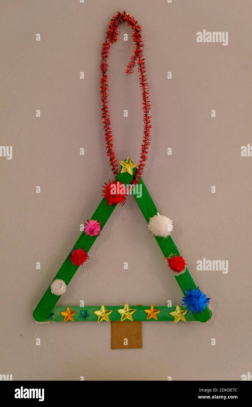 Un primo piano di arte infantile con pop-up in legno Foto Stock