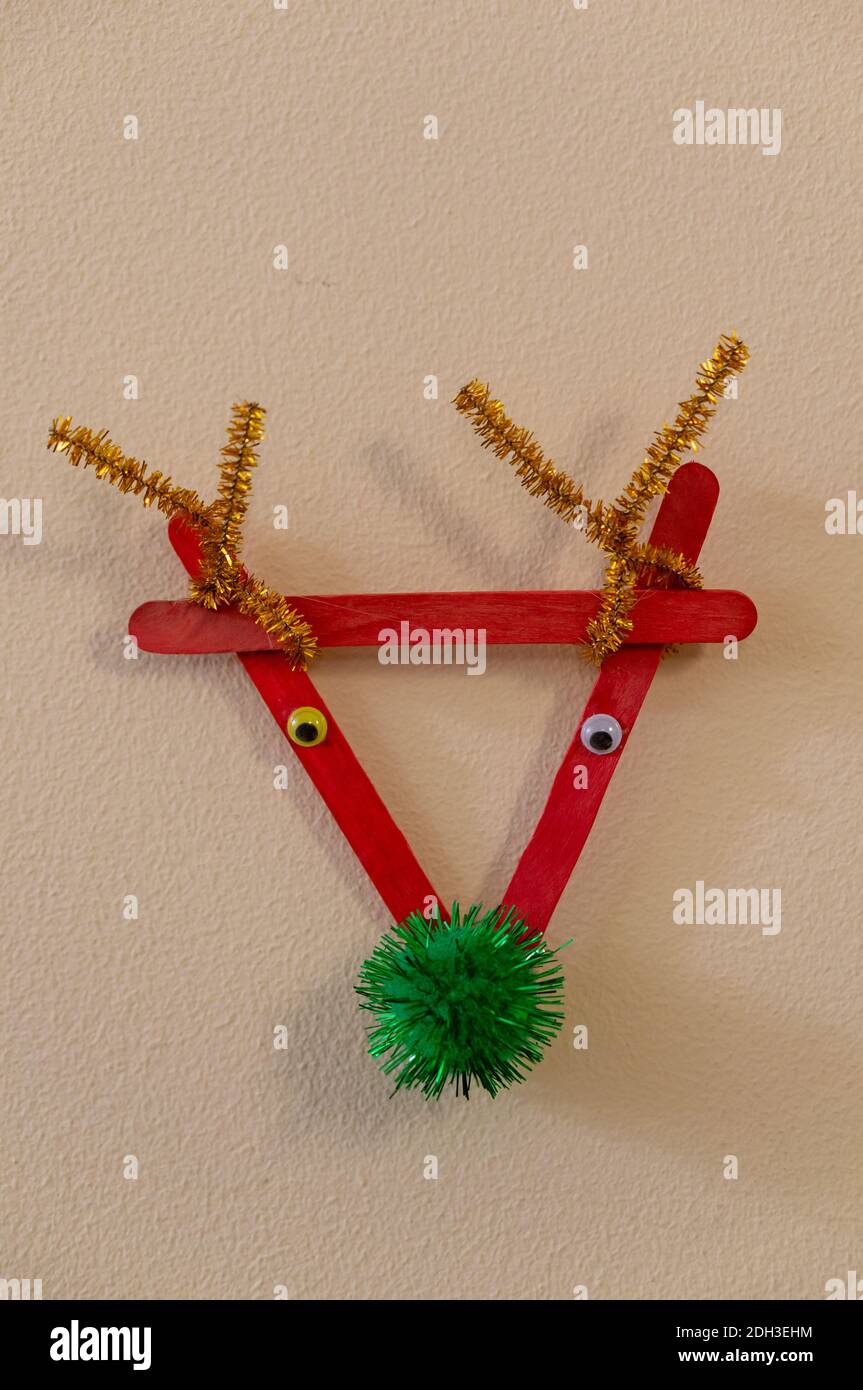 Un primo piano di arte infantile con pop-up in legno Foto Stock