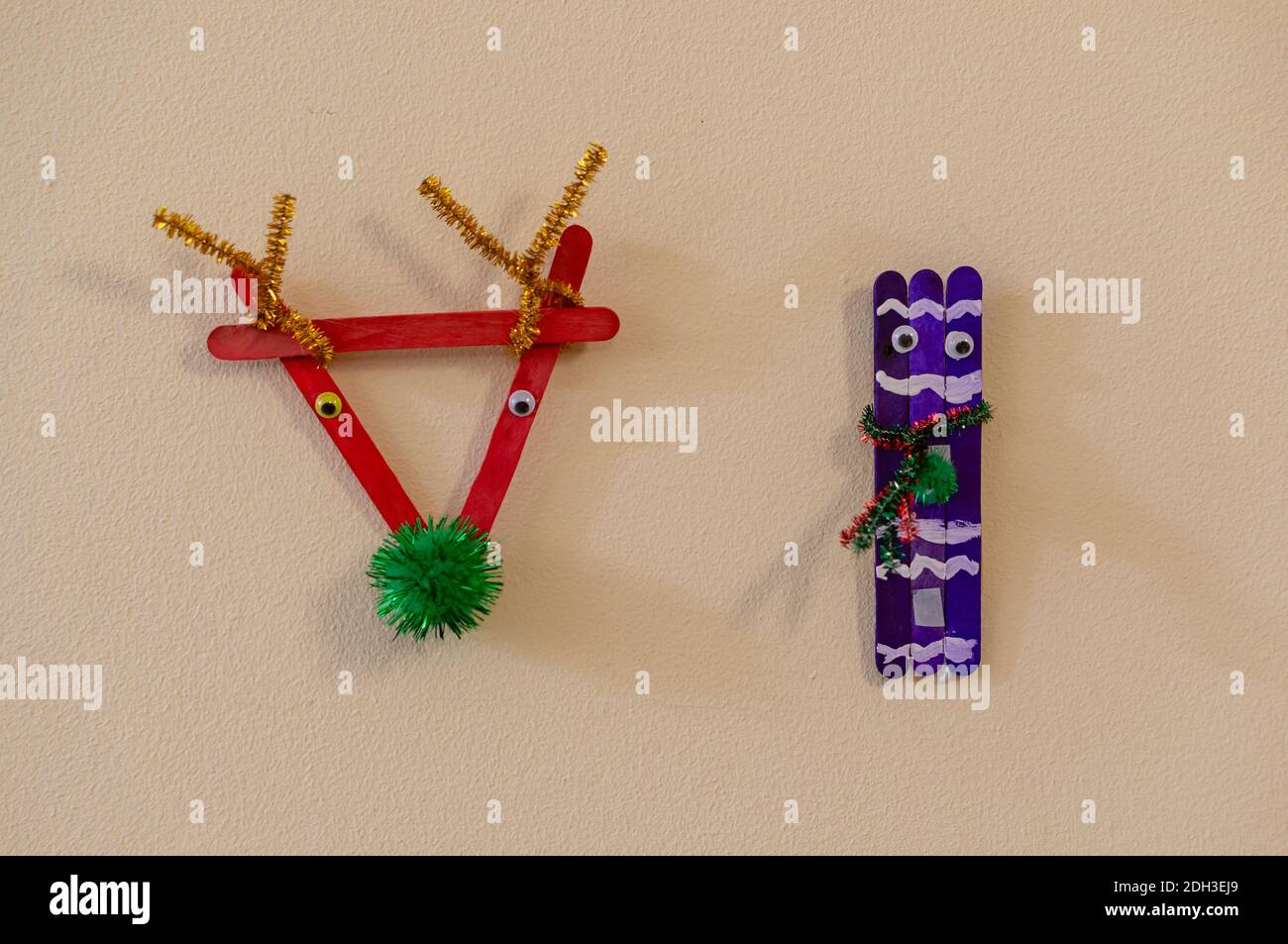 Un primo piano di arte infantile con pop-up in legno Foto Stock