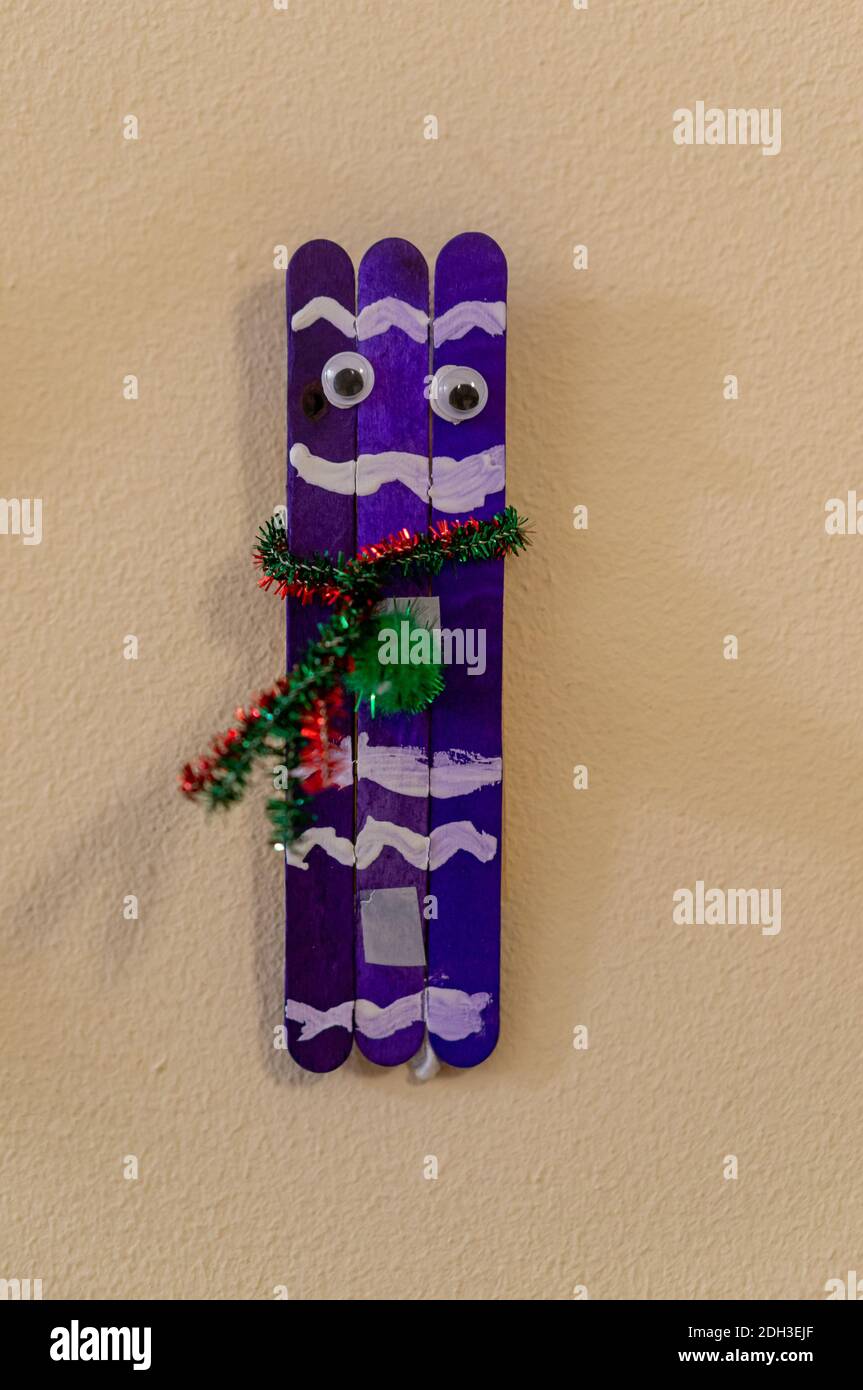 Un primo piano di arte infantile con pop-up in legno Foto Stock