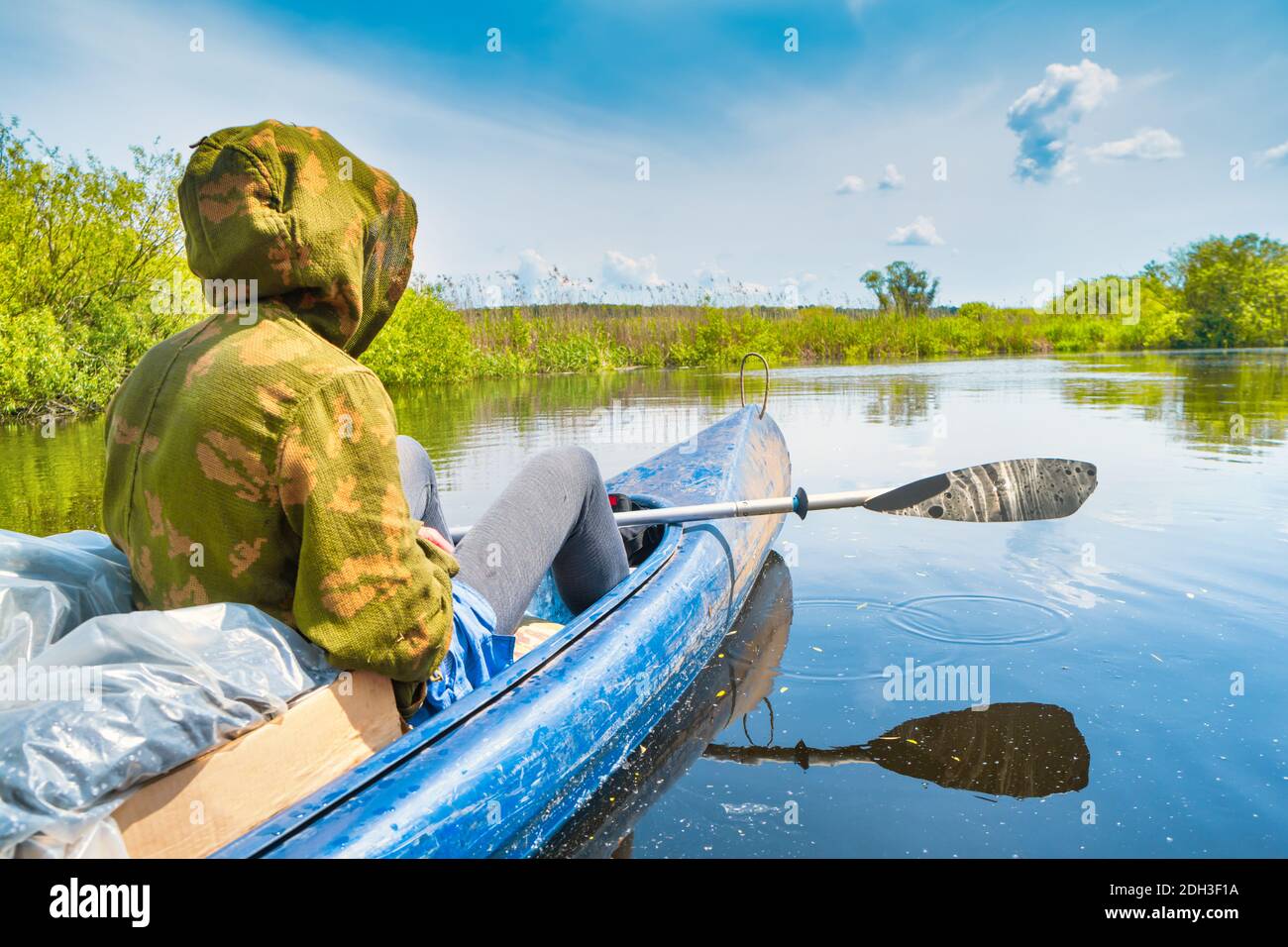 Coppia in kayak viaggio sul fiume blu Foto Stock