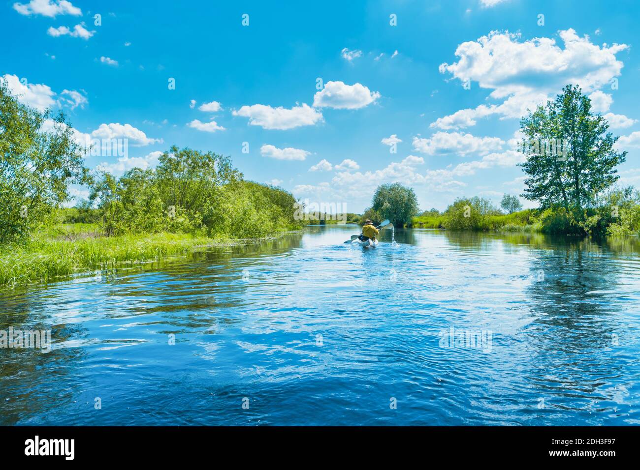 Coppia in kayak viaggio sul fiume blu Foto Stock