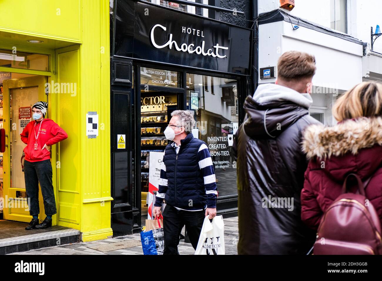 Kingston London, dicembre 09 2020, persone che indossano maschere facciali di protezione Passeggiate oltre l'Hotel Chocolat Confectionery Shop Foto Stock