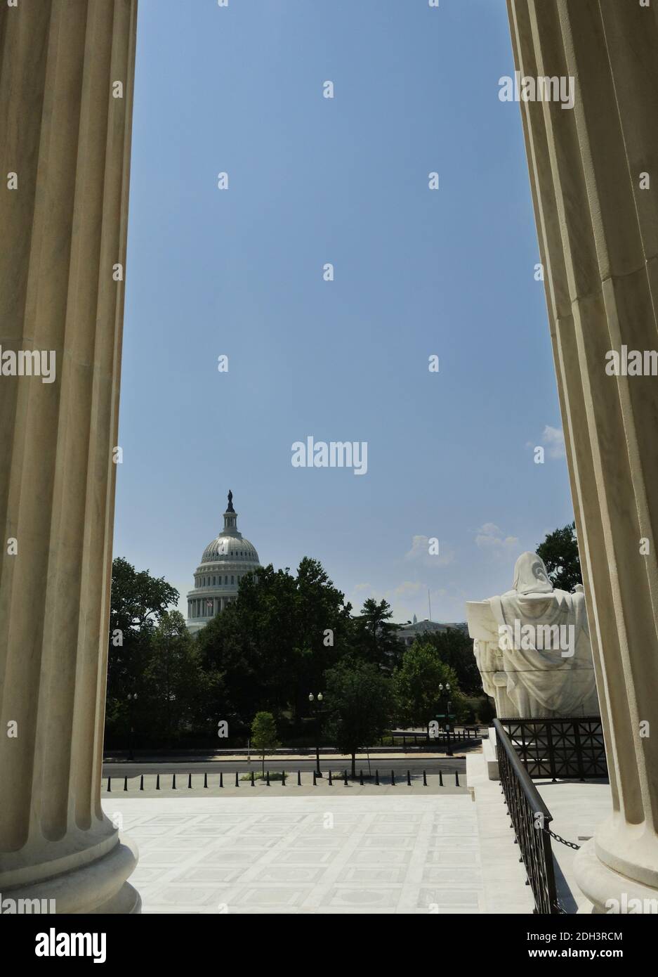Cupola del Campidoglio DEGLI STATI UNITI dall'edificio della Corte Suprema degli Stati Uniti, con colonne in primo piano Foto Stock