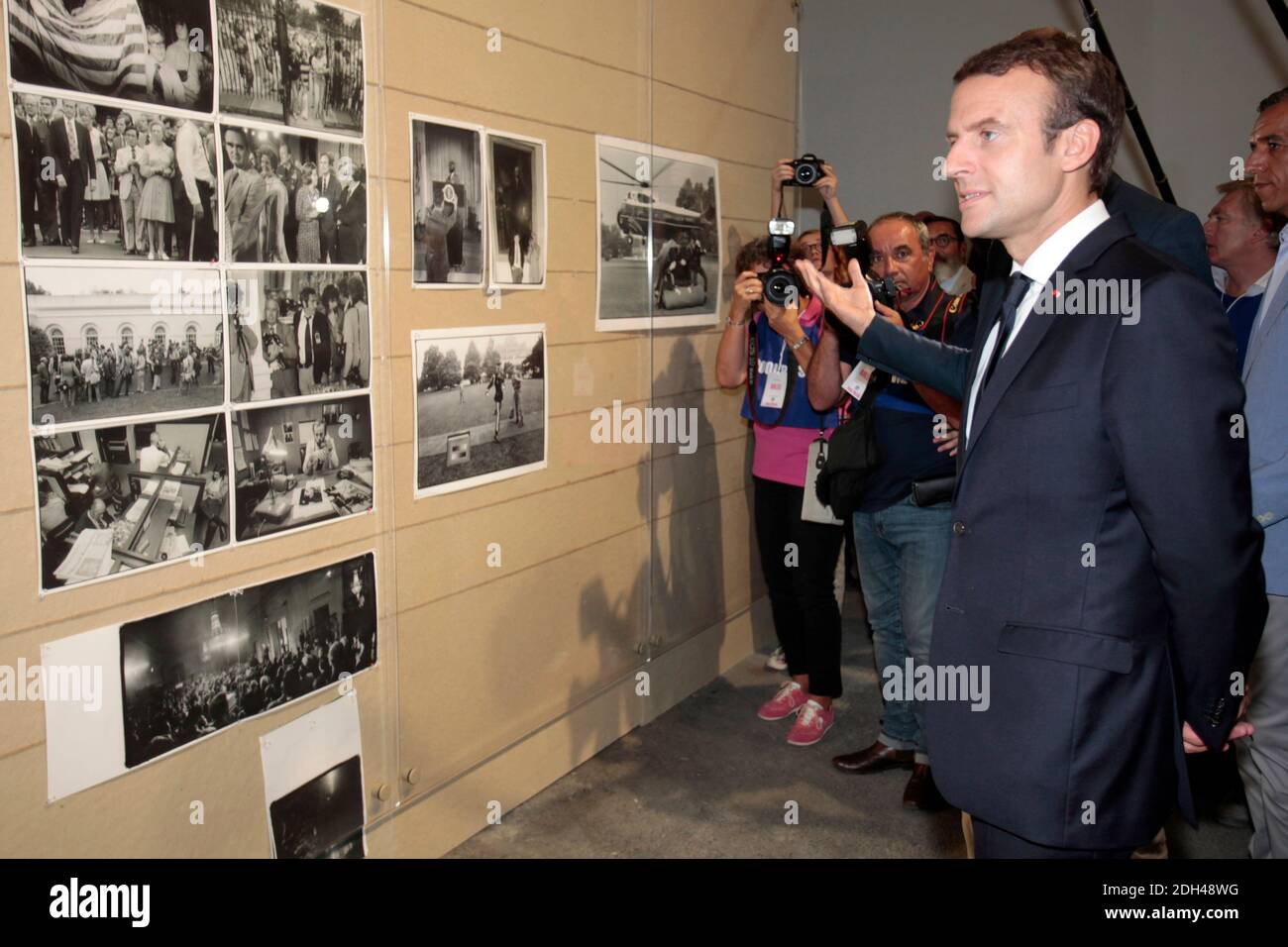 Il presidente francese Emmanuel Macron esamina una mostra di fotografie del fotografo statunitense Annie Leibovitz durante una visita alla LUMA Arles Foundation ad Arles il 19 luglio 2017. LUMA Arles è un nuovo centro d'arte contemporanea sperimentale che riunisce artisti, ricercatori e creatori di ogni campo per collaborare a opere e mostre multidisciplinari. Foto di Pascal Parrot/ABACAPRESS.COM Foto Stock