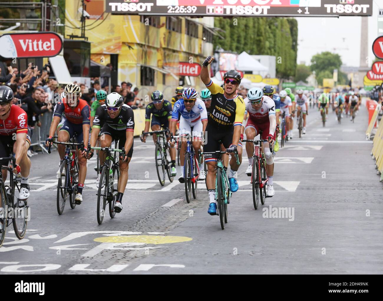 Dylan Groenewegen - il Team Lotto Jumbo attraversa la fila per vincere la tappa 21 del Tour de France 2017 a Parigi, Francia, 23 luglio 2016. Foto di Jerome Domine/ABACAPRESS.COM Foto Stock