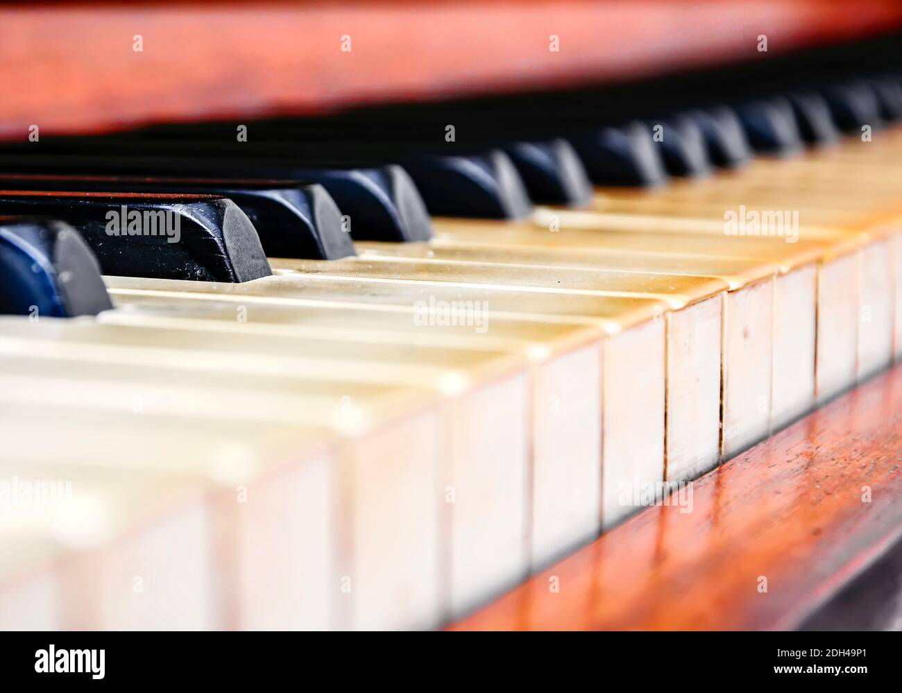 Primo piano delle chiavi di un vecchio pianoforte usurato. Musica e strumenti musicali Foto Stock