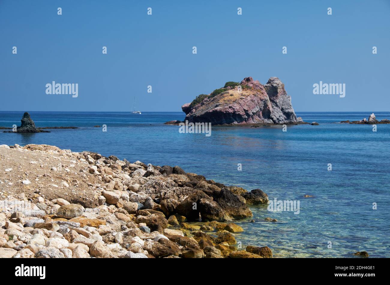 La vista della baia blu di Takkas con la roccia di Afrodite. Penisola di Akamas. Cipro Foto Stock