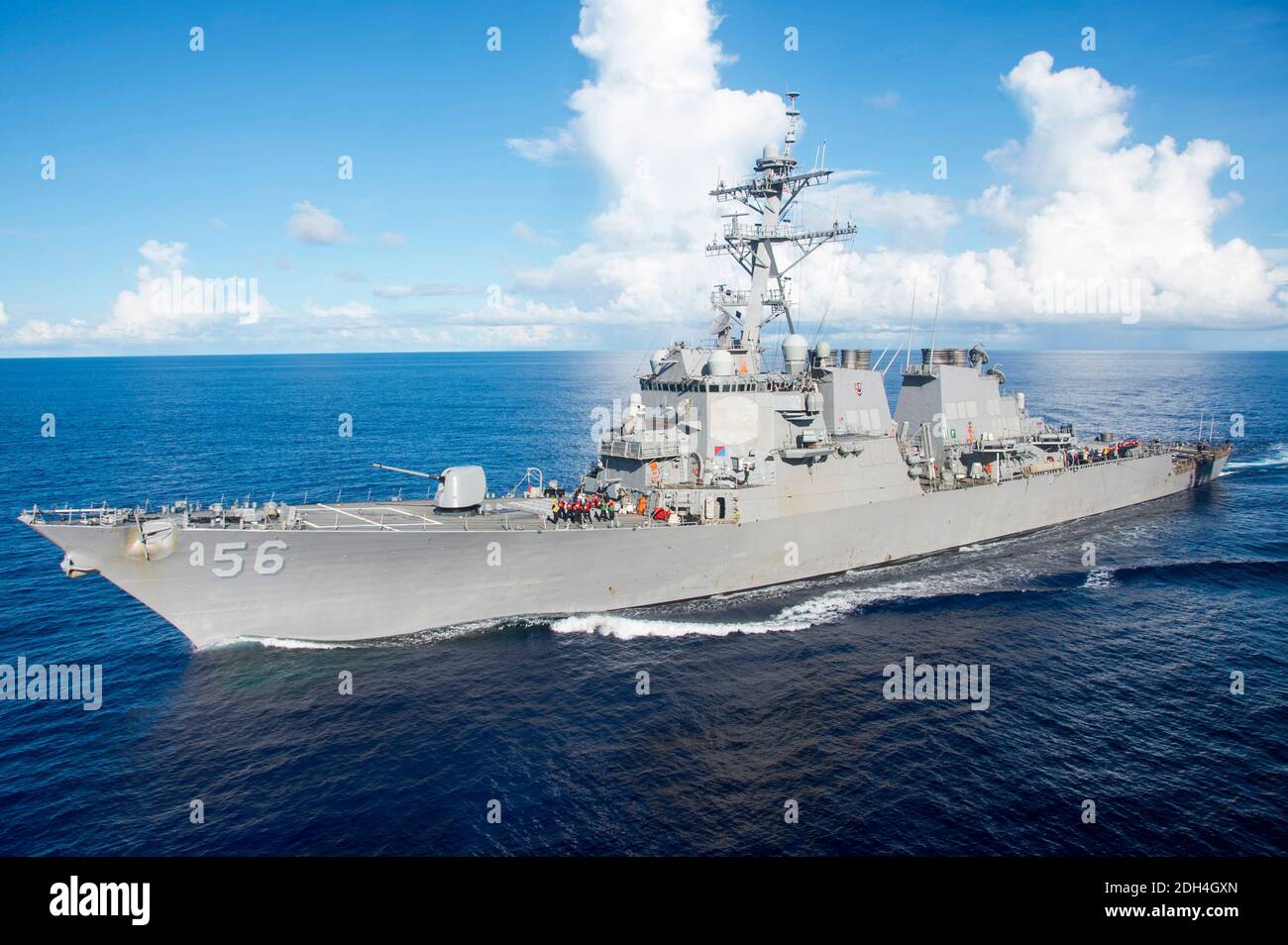 Hand out file photo - il cacciatorpediniere missilistico guidato di classe Arleigh Burke USS John S. McCain (DDG 56) si accaparrano a fianco della nave d'assalto anfibia USS Bonhomme Richard (LHD 6) per un rifornimento in mare (FAS). Mare delle Filippine, 14 giugno 2017. Dieci marinai della Marina statunitense sono scomparsi e cinque sono stati feriti dopo che un cacciatorpediniere statunitense e una petroliera si sono scontrati vicino a Singapore, dice la Marina militare. Il cacciatorpediniere missilistico guidato USS John S McCain stava navigando ad est di Singapore e si stava preparando a fermarsi nel porto quando si verificò la collisione con la nave bandiera liberiana. Foto di US Navy via ABACAPRESS.COM Foto Stock