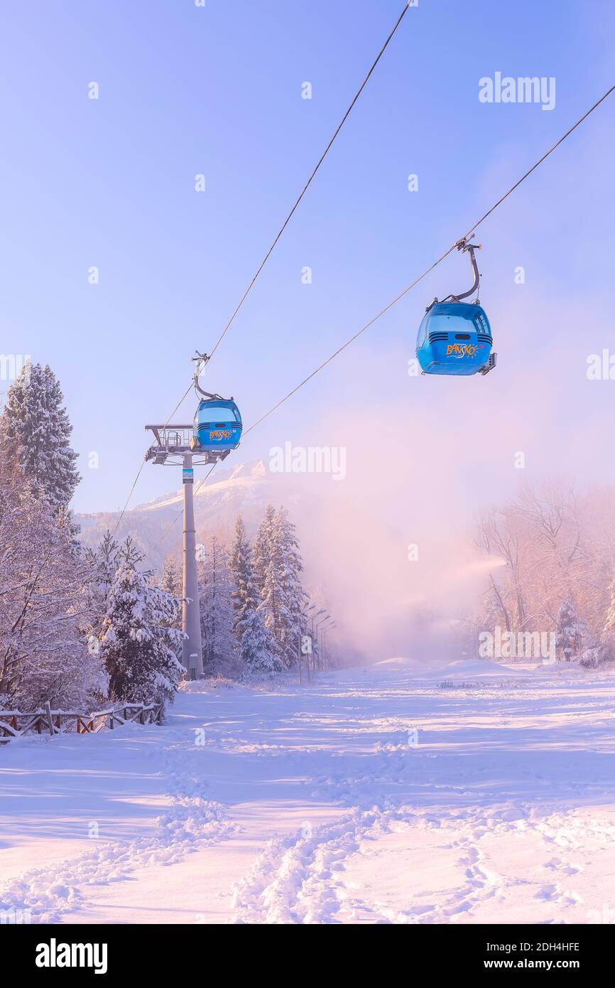 Stazione sciistica Bansko, Bulgaria, funivia e pista Foto Stock