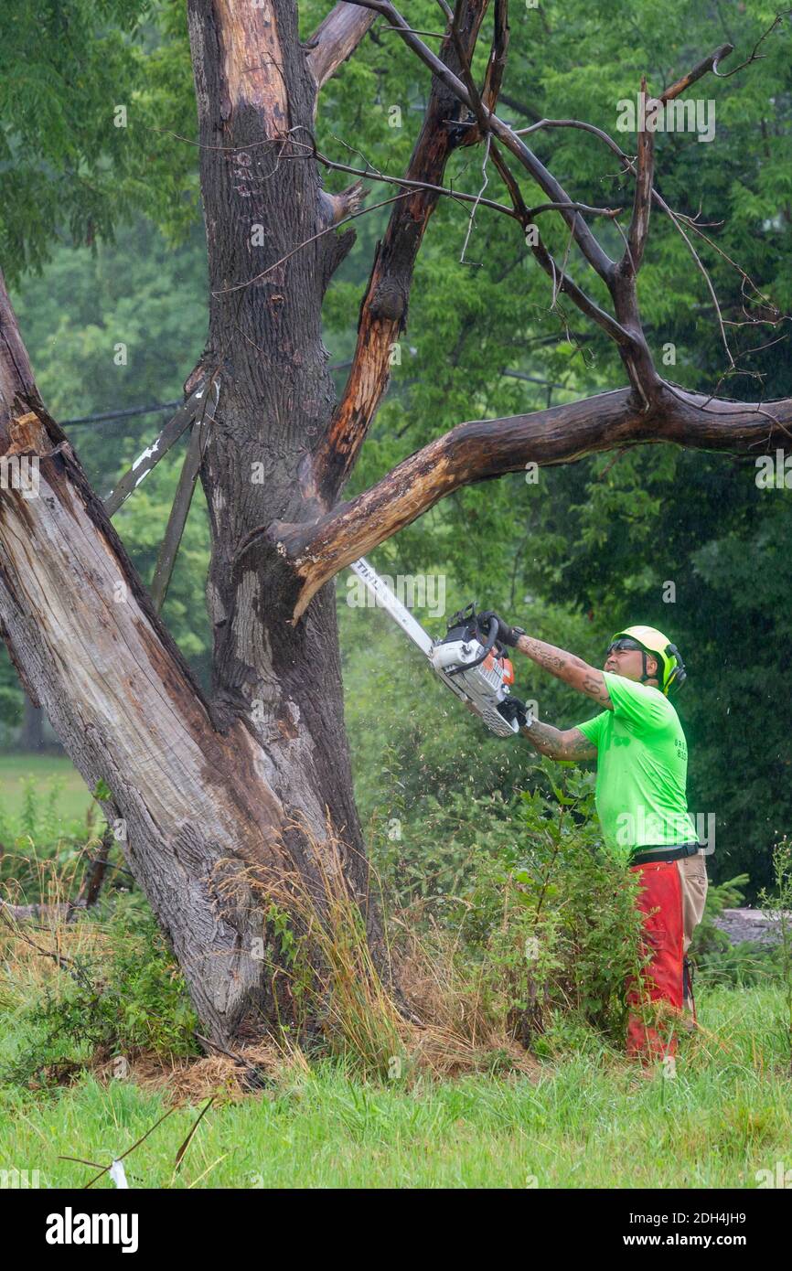 Flint, Michigan - i lavoratori del Michigan Grounds Crew partecipano a una comunità di pulizia dei lotti vacanti. Foto Stock