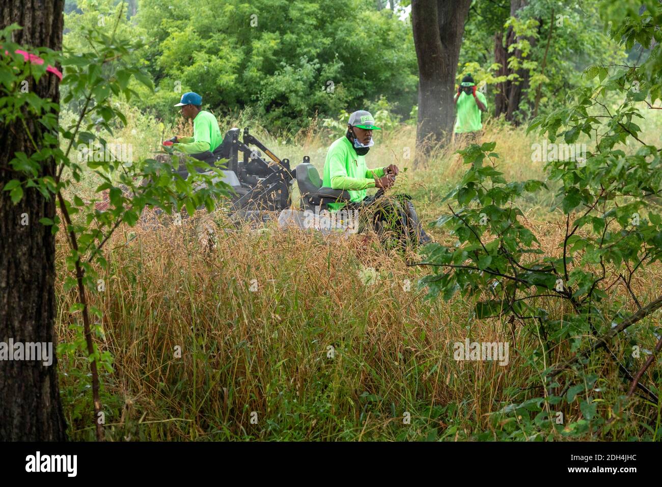 Flint, Michigan - i lavoratori del Michigan Grounds Crew partecipano a una comunità di pulizia dei lotti vacanti. Foto Stock