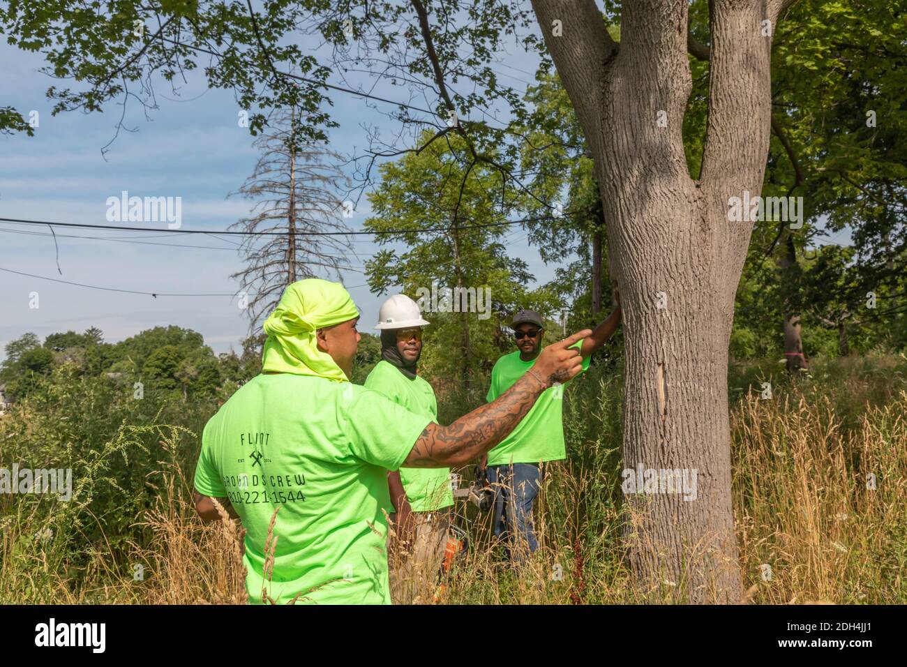 Flint, Michigan - i lavoratori del Michigan Grounds Crew partecipano a una comunità di pulizia dei lotti vacanti. Foto Stock