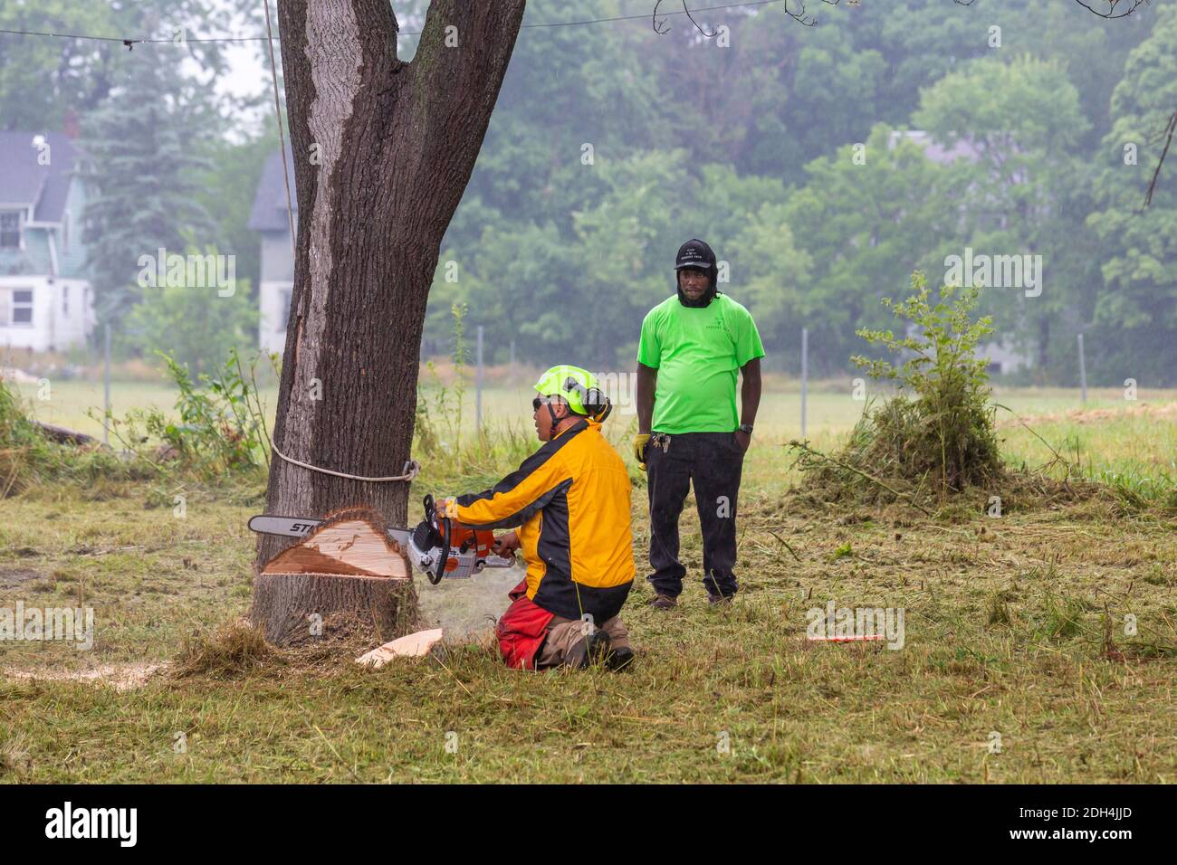 Flint, Michigan - i lavoratori del Michigan Grounds Crew partecipano a una comunità di pulizia dei lotti vacanti. Foto Stock