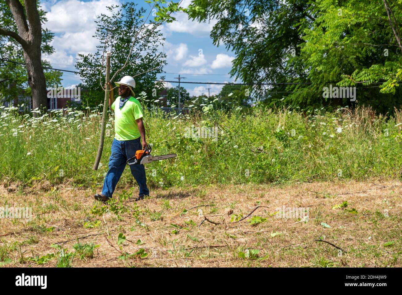 Flint, Michigan - i lavoratori del Michigan Grounds Crew partecipano a una comunità di pulizia dei lotti vacanti. Foto Stock