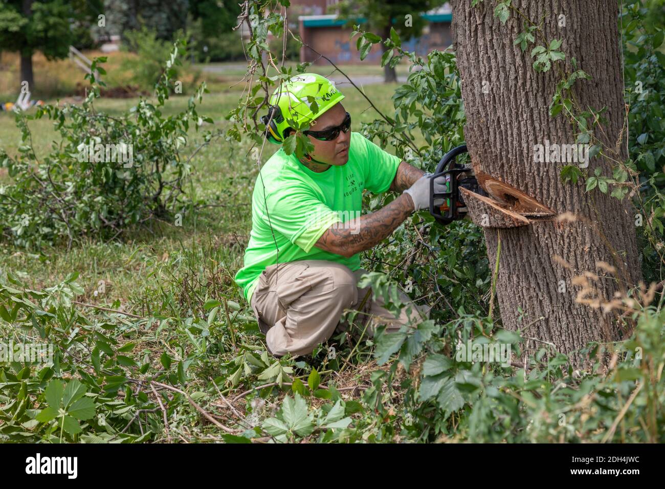 Flint, Michigan - i lavoratori del Michigan Grounds Crew partecipano a una comunità di pulizia dei lotti vacanti. Foto Stock