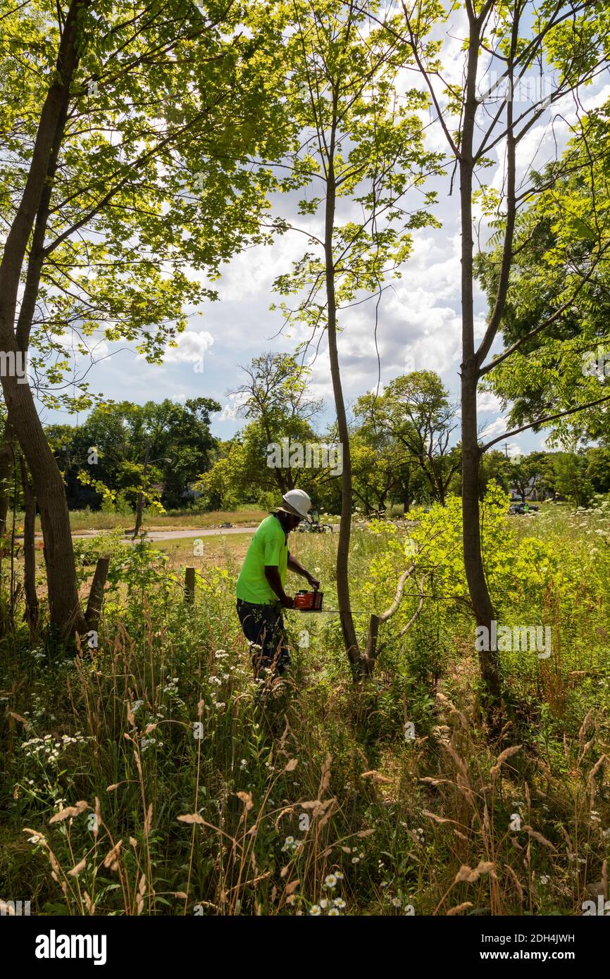Flint, Michigan - i lavoratori del Michigan Grounds Crew partecipano a una comunità di pulizia dei lotti vacanti. Foto Stock