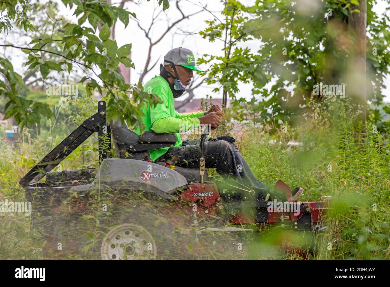 Flint, Michigan - i lavoratori del Michigan Grounds Crew partecipano a una comunità di pulizia dei lotti vacanti. Foto Stock
