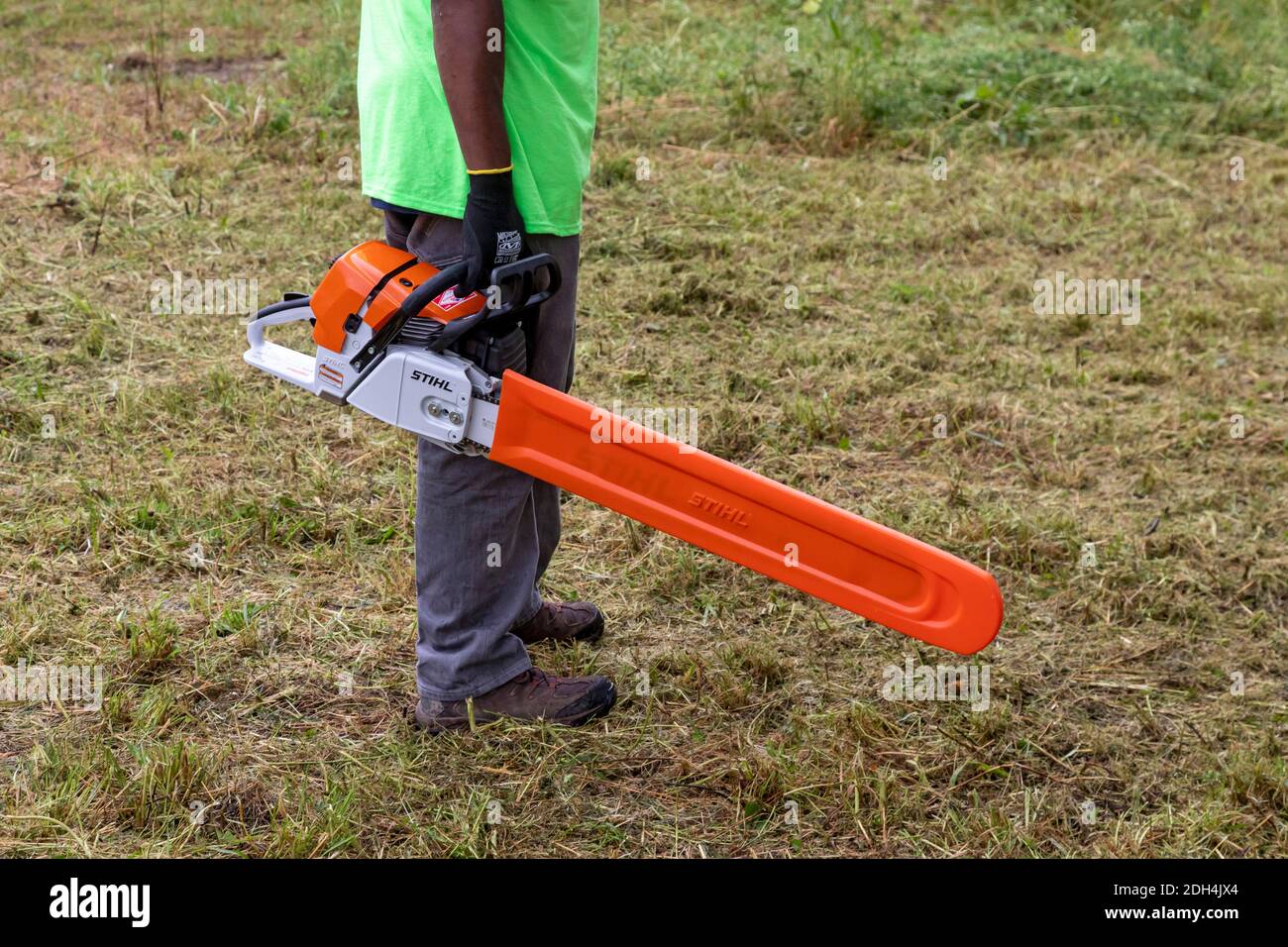Flint, Michigan - i lavoratori del Michigan Grounds Crew partecipano a una comunità di pulizia dei lotti vacanti. Foto Stock