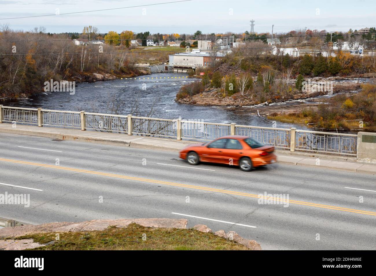 La diga idroelettrica di Crystal Falls, il fiume Sturgeon e la Trans-Canada Highway a Sturgeon Falls, West Nipissing, Nipissing District, Ontario Foto Stock