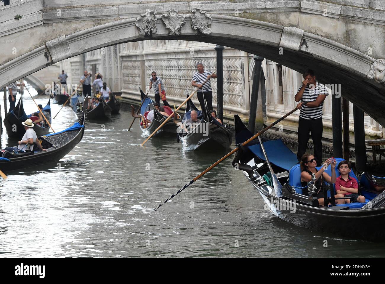 NO WEB/NO APPS - traffico confettura di gondole a Venezia, Italia il 12 agosto 2017. La città di Venezia, invasa dai turisti rischia di diventare ‘Disneyland dal mare’. La maggior parte dei Veneziani disprezzano le navi da crociera behemoth che ogni giorno attraversano il canale della Giudecca, emettendo fumi, causando erosione delle mudflat e perdita di sedimenti, prima di far sbavare migliaia di persone nel centro storico. Sia irritato da bastoni selfie, rumorose valige delle ruote o da persone che si snackano su uno dei 391 ponti, il disprezzo dei veneziani verso i 30 milioni di visitatori che inondano la città ogni anno ha raggiunto un livello allarmante Foto Stock