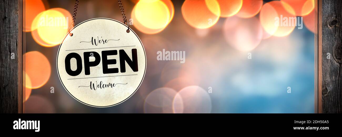 Small Business Store Front with 'We're Open Welcome' (apertura del negozio di piccole aziende) On Window - concetto di piccola impresa Foto Stock