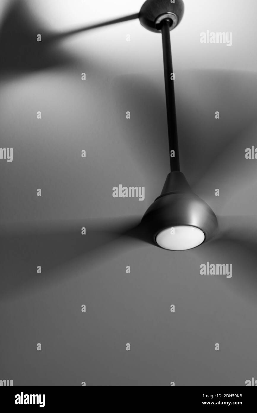 Ventilatore da soffitto con lame rotanti e ombre Foto Stock Ventilatore da soffitto con lame rotanti e ombre Foto Stock