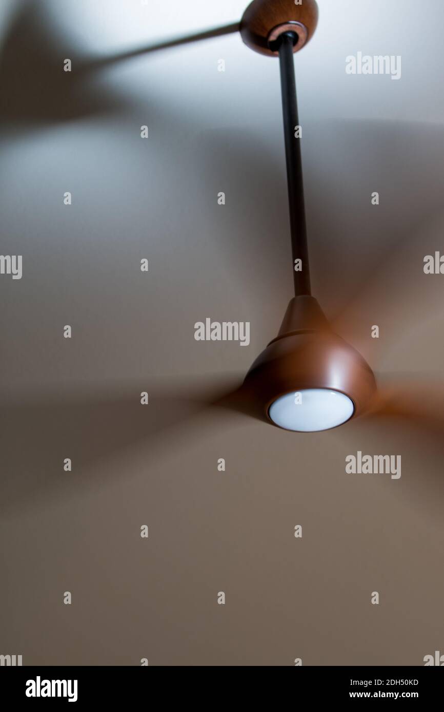 Ventilatore da soffitto con lame rotanti e ombre in bianco e nero Foto Stock Ventilatore da soffitto con lame rotanti e ombre in bianco e nero Foto Stock