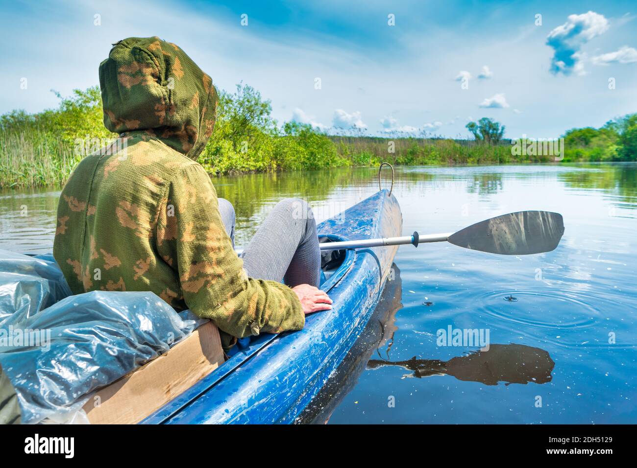 Coppia in kayak viaggio sul fiume blu Foto Stock