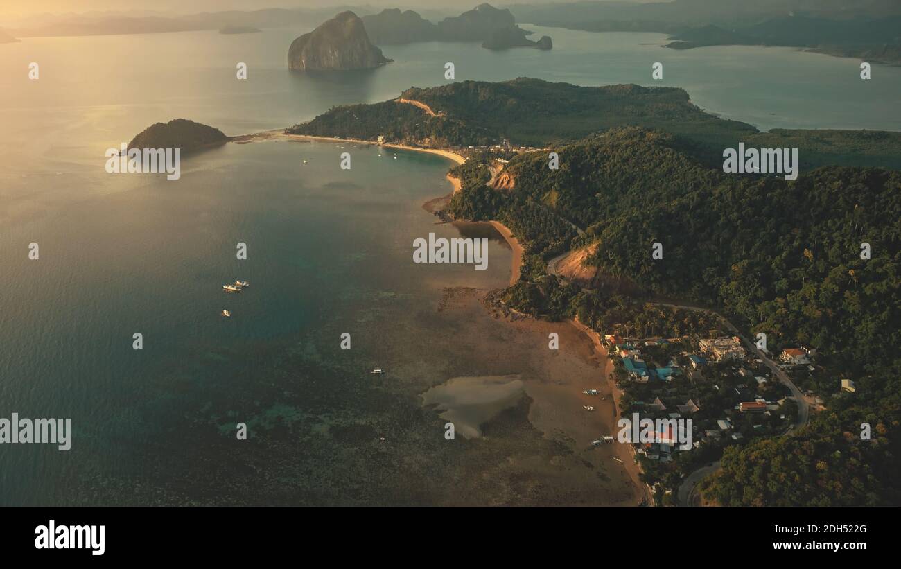 Alba a vista aerea delle isole tropicali della baia dell'oceano. Isolotto montagnoso con piante esotiche, foresta sulle catene all'alba. Paradiso cittadino a Palawan, El Nido, arcipelago delle Filippine, Asia Foto Stock