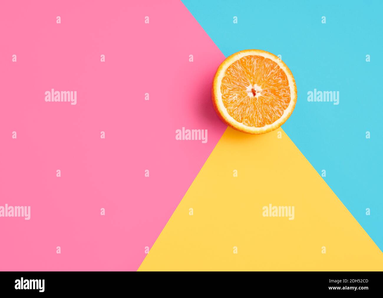 Arancione su geometria astratta carta colorata trama minimalismo sfondo Foto Stock