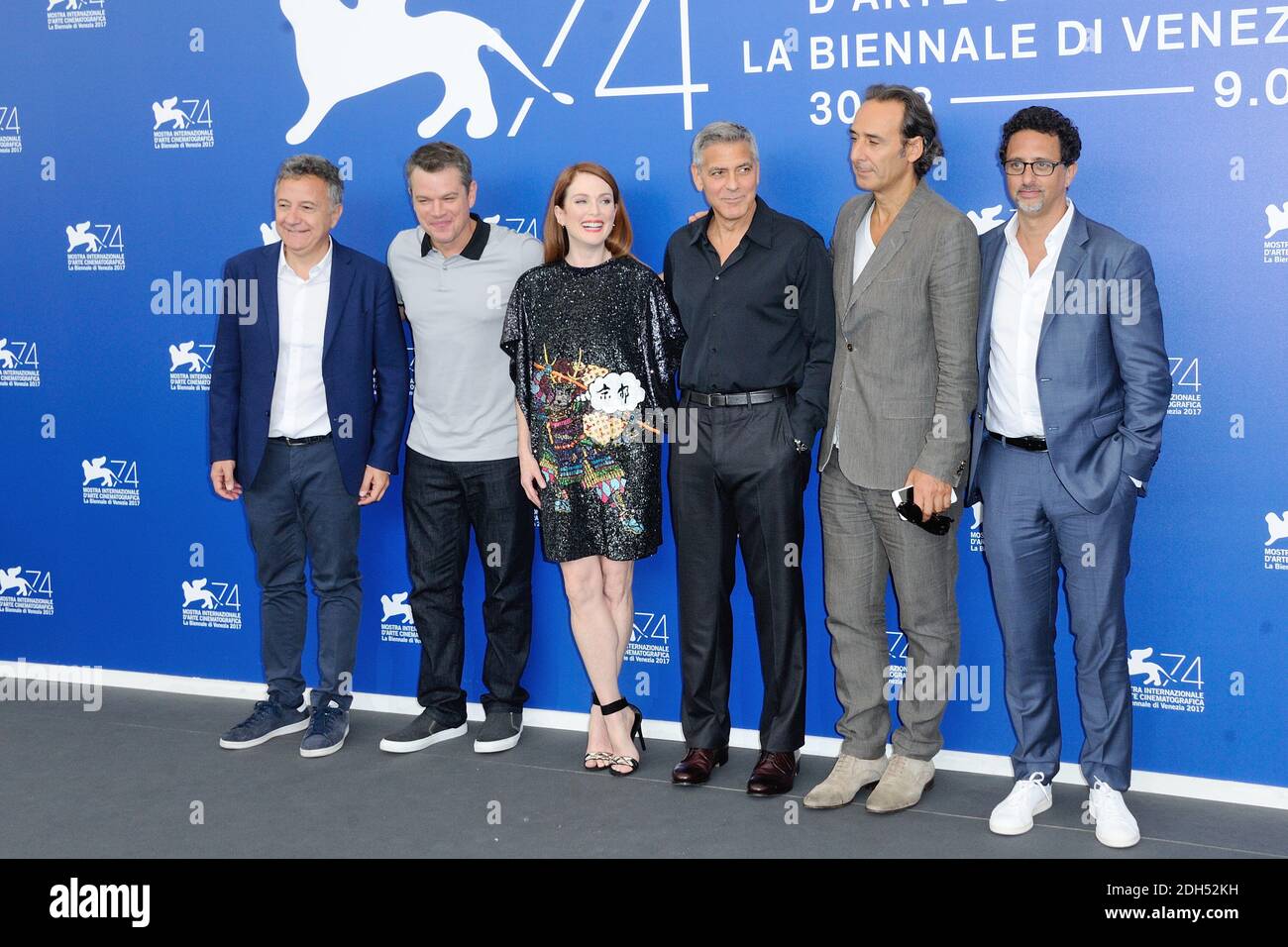 Rai TV Paolo del Brocco, attore statunitense Matt Damon, attrice statunitense Julianne Moore, attore e regista statunitense George Clooney, compositore francese Alexandre Desplat e co-sceneggiatore e produttore Grant Heslov alla Suburbicon Photocall durante il 74a Festival Internazionale del Cinema di Venezia (Mostra di Venezia) al Lido di Venezia, Italia il 02 settembre 2017. Foto di Aurore Marechal/ABACAPRESS.COM Foto Stock