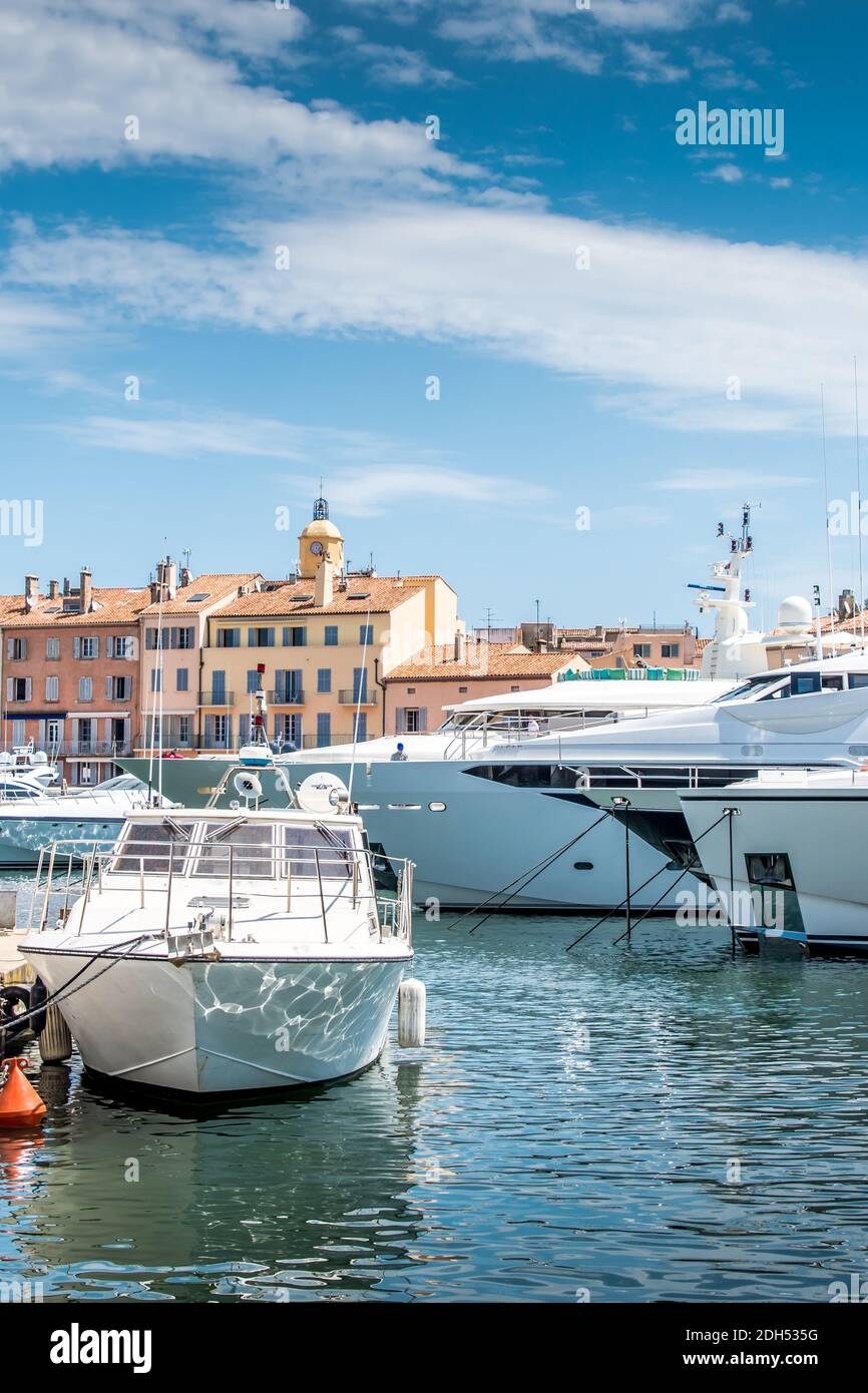 Saint-Tropez e il suo porto di pescatori e i suoi yacht Foto Stock