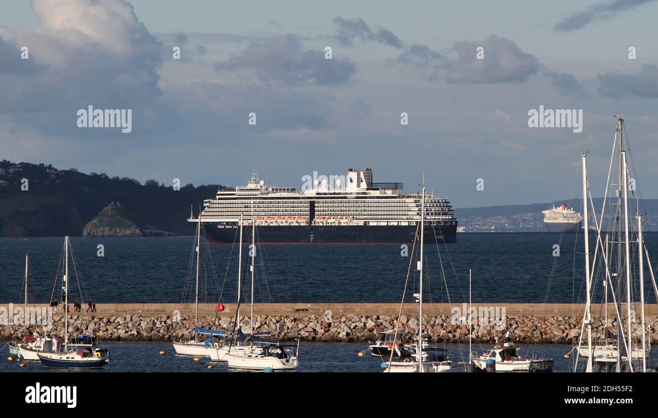 Torbay, Devon, Inghilterra: Holland America navi da crociera, Volendam e Zaandam, ormeggiato nella baia a causa del coronavirus globale / covid-19 pandemia. Foto Stock