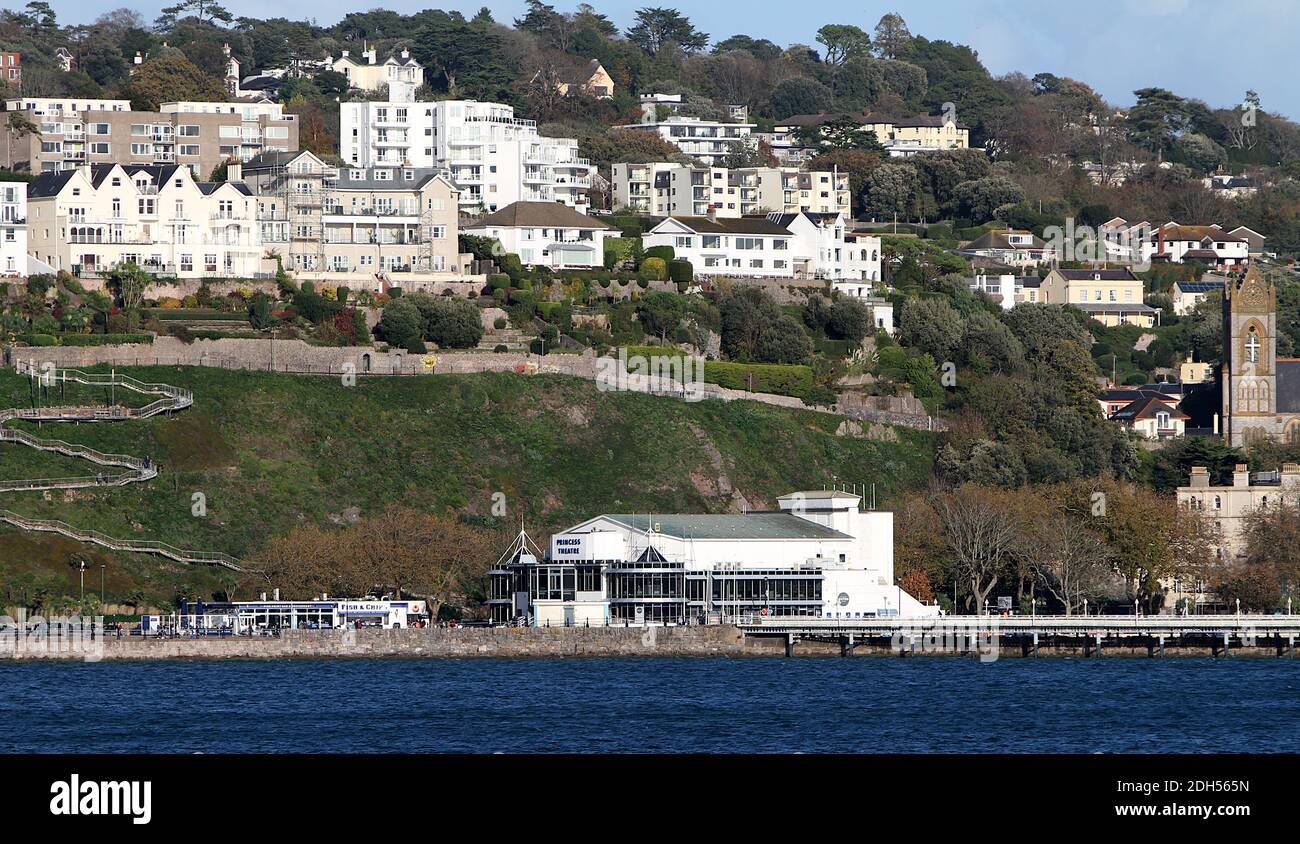 Torquay, Devon: Princess Theatre (in fondo al litorale), la città e Royal Terrace Gardens (Rock Walk) Foto Stock